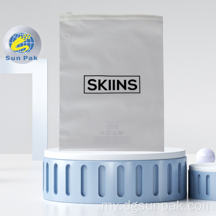 စိတ်ကြိုက်ပလပ်စတစ်ကလေးအဝတ်သည်အိတ်နှင့်ချိတ်ထားသည်